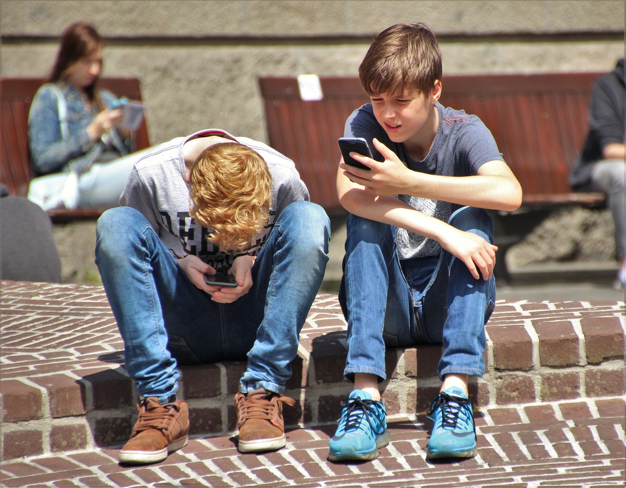 小孩怎么拿扑克牌？手小抓不住，这几个方法比硬练管用多了